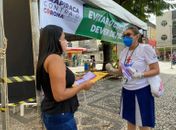 Prefeitura de Arapiraca instala tenda, distribui máscaras e orienta a população sobre prevenção contra o Covid-19
