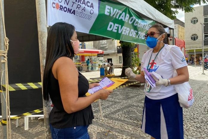 Prefeitura de Arapiraca instala tenda, distribui máscaras e orienta a população sobre prevenção contra o Covid-19