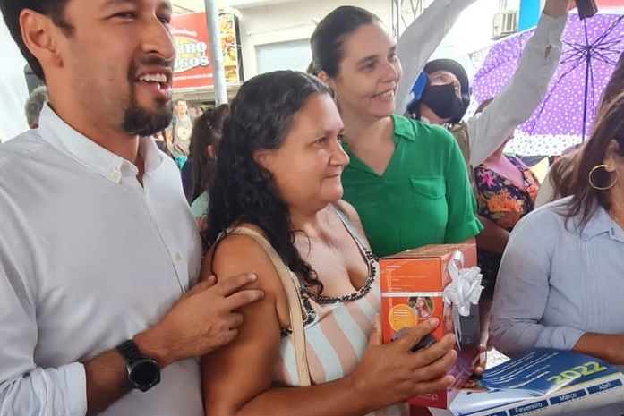Mães de Arapiraca participam de homenagem organizada por Rodrigo Cunha no centro da cidade
