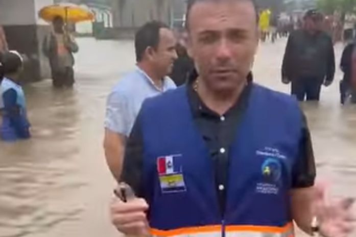 Em meio a rua alagada, prefeito faz apelo e orienta população sobre locais para abrigo; veja vídeo