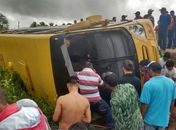 Ônibus escolar tomba e estudantes ficam feridos em Craíbas