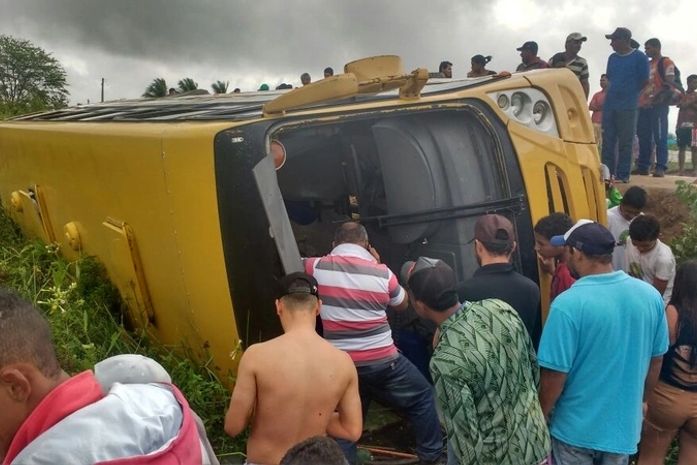 Ônibus escolar tomba e estudantes ficam feridos em Craíbas