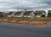 Ventania derruba muro de condomínio em Arapiraca