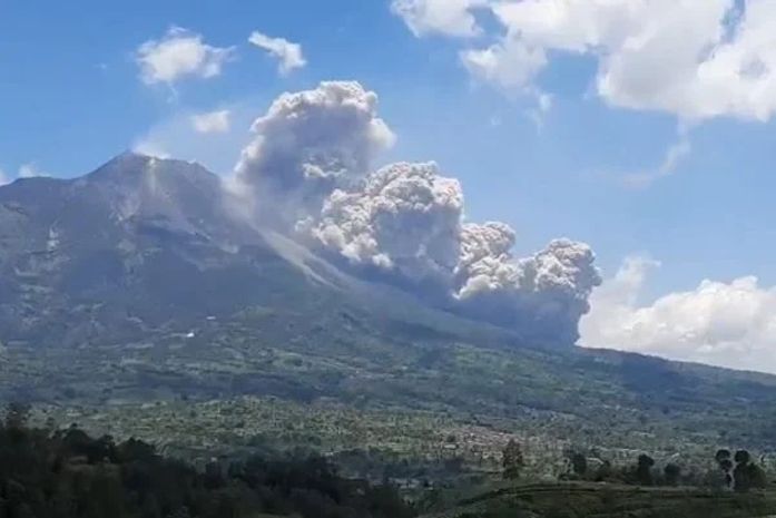 Vulcão na Indonésia entra em erupção