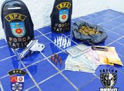 Após denúncia, polícia apreende pinos de cocaína com acusado de tráfico