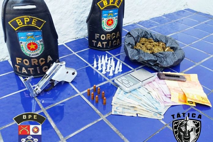 Após denúncia, polícia apreende pinos de cocaína com acusado de tráfico