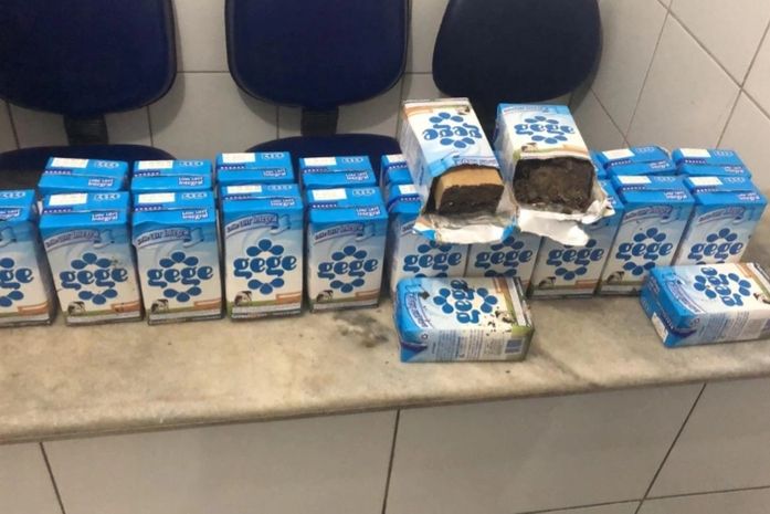 Policiais encontraram droga escondida dentro de caixas de leite.