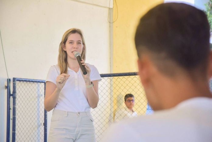 Rota da Educação: Deputada Cibele Moura visita escola em Ouro Branco e conversa com alunos sobre o Agosto Lilás
