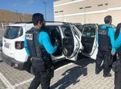 Veículo tem vidros quebrados e objetos furtados em estacionamento de shopping