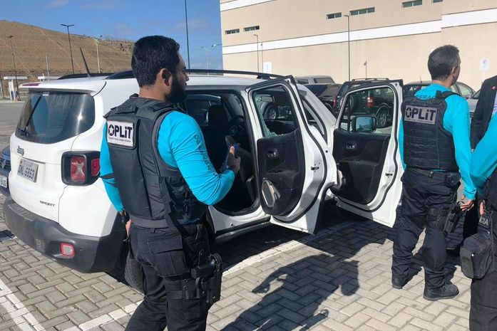 Veículo tem vidros quebrados e objetos furtados em estacionamento de shopping