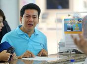 O operário de uma fábrica, que ganha apenas US$ 200,00 por mês, se enganou ao achar que a garantia seria gratuita e concordou com o vendedor