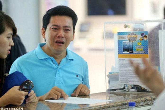 O operário de uma fábrica, que ganha apenas US$ 200,00 por mês, se enganou ao achar que a garantia seria gratuita e concordou com o vendedor