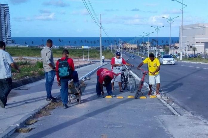 Equipe de sinalização da SMTT remove tachões em ciclovia no bairro de Cruz das Almas