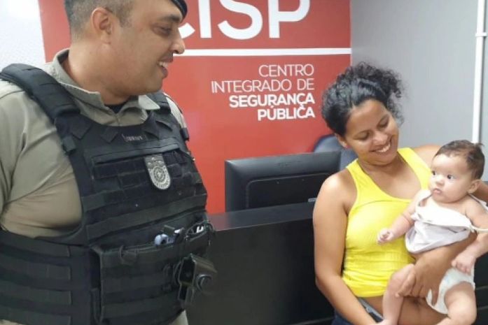 O policial Eden Bonfim, a mãe e a bebê.