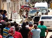 Policiais e suspeitos ficam feridos em troca de tiros após tentativa de assalto.