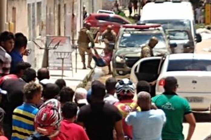 Policiais e suspeitos ficam feridos em troca de tiros após tentativa de assalto.