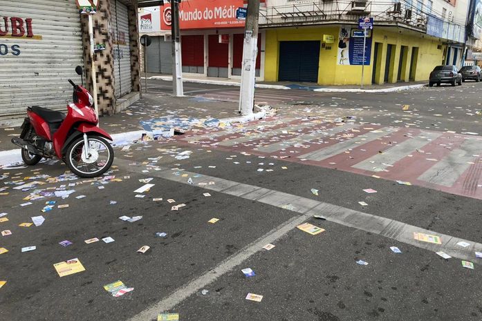 Arapiraca amanhece com ruas sujas e reduzido movimento nas sessões eleitorais