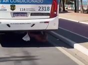 Homem se arrisca e ‘pega carona’ embaixo de ônibus para se declarar em Maceió: ‘Jennifer, eu te amo’