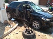 Carro colidiu com dois postes e roda foi arrancada devido ao impacto.