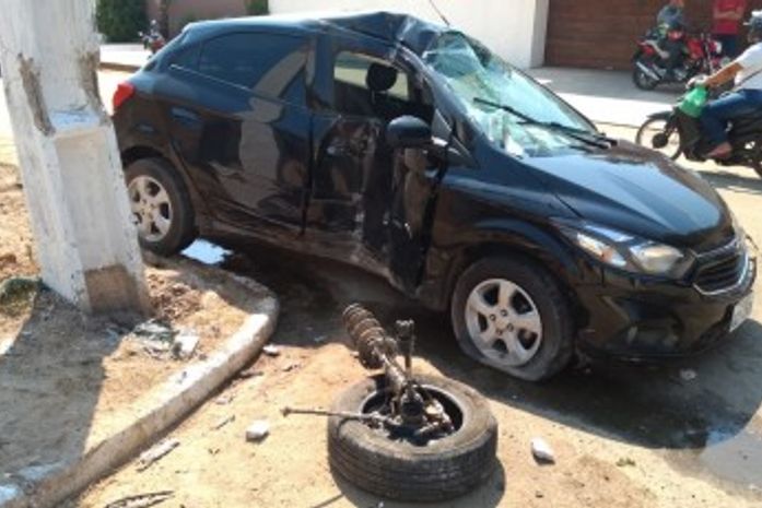 Carro colidiu com dois postes e roda foi arrancada devido ao impacto.