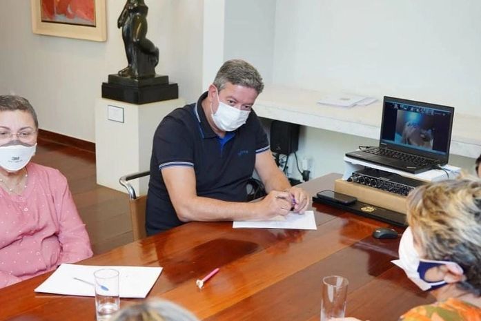 Tereza Nelma entrega manifesto contra a violência política de gênero ao presidente da Câmara