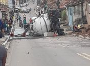 Caminhão tombou em São Miguel dos Campos