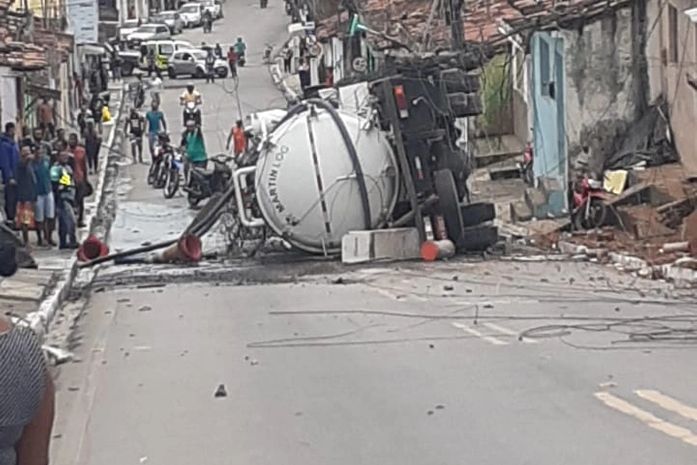Caminhão tombou em São Miguel dos Campos