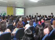 Educadores e pais de crianças auristas participam da abertura do "Abril Azul"