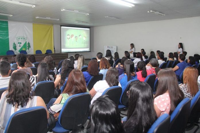 Educadores e pais de crianças auristas participam da abertura do "Abril Azul"