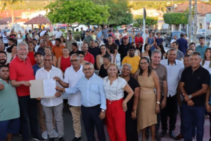 Prefeitura de Olho D'água do Casado entrega nova frota de veículo e assina Ordem de Serviço para reforma de praça