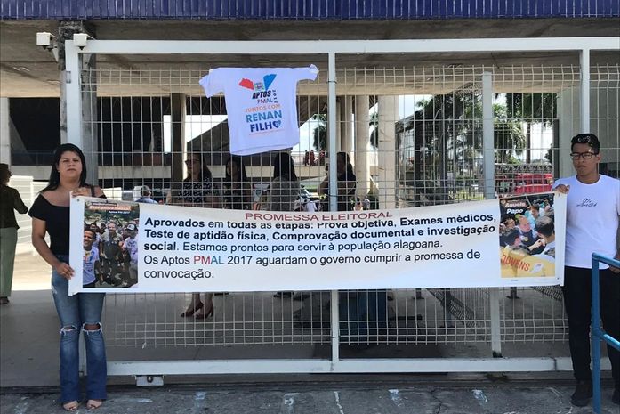 Aprovados em concurso da PM em 2017 protestam durante formatura de Bombeiros