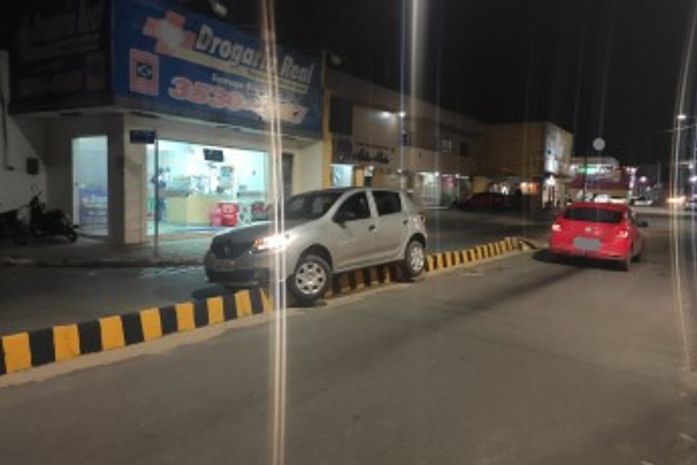 Motorista perdeu o controle e subiu no gelo baiano