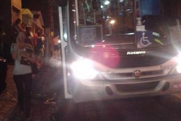 Passageiro é ferido a bala durante assalto a coletivo