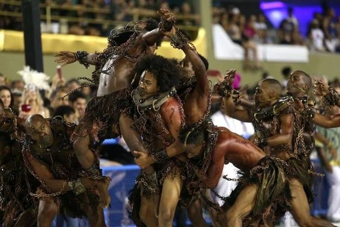 O que estava dado no desfile do Paraíso do Tuiutí é que nós, pret@s, estamos sofrendo golpes desde os primórdios da diáspora africana. Não era sobre Temer.