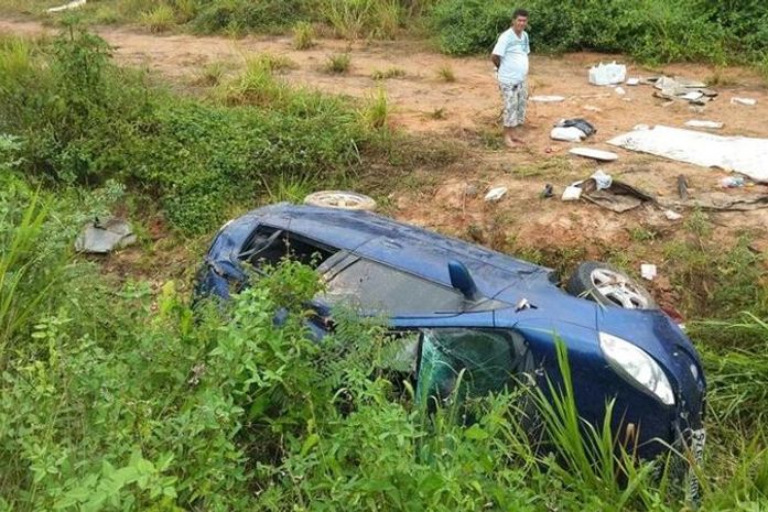 Capotamento de veículo deixa três feridos na Chã do Pilar