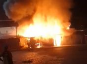 Incêndio de grandes proporções atinge cerca de 50 barracas no Mercado da Produção; veja vídeos