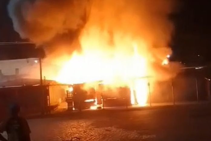 Incêndio de grandes proporções atinge cerca de 50 barracas no Mercado da Produção; veja vídeos