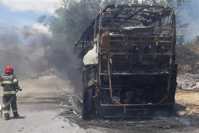 Ônibus fica completamente destruído, após pegar fogo na BR-101, em Flexeiras