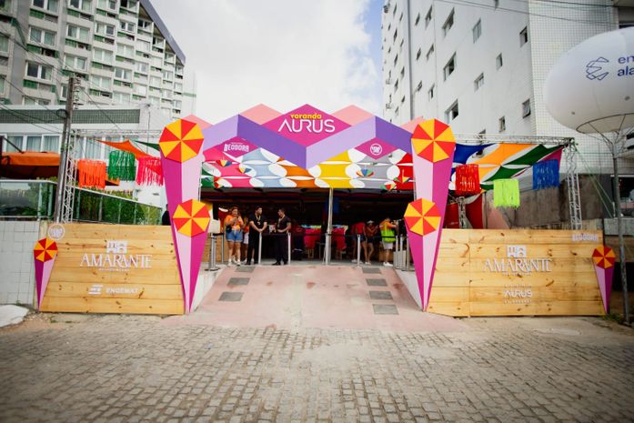 Engemat reúne convidados em espaço VIP nas prévias carnavalescas de Maceió