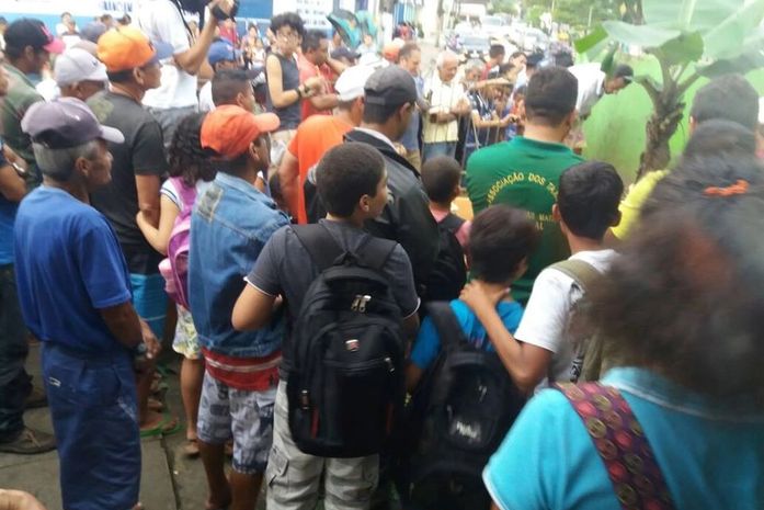 Pessoas tomaram a calçada do ex-prefeito para matar a curiosidade