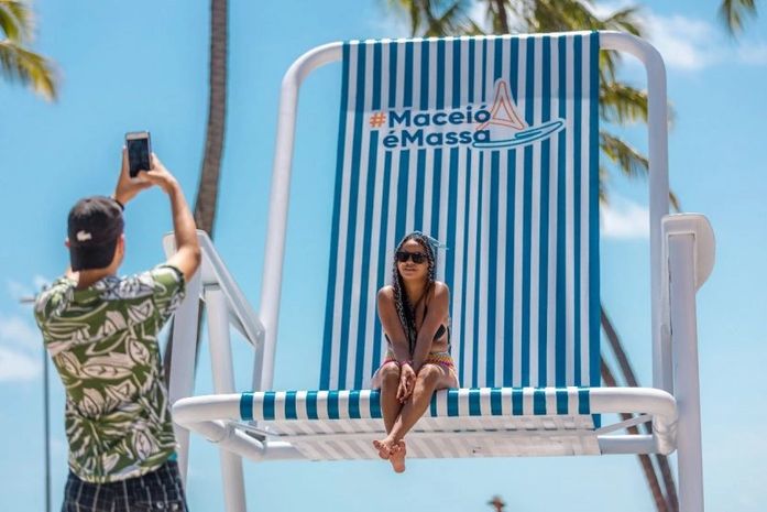 Cadeira de praia gigante conquista público e alcança 10 milhões de views em três dias