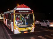 Ônibus natalinos encantam maceioenses durante carreata iluminada