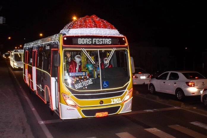 Ônibus natalinos encantam maceioenses durante carreata iluminada