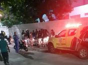 Suspeito foi rendido e espancado por populares após atacar mulher e criança de 5 anos.