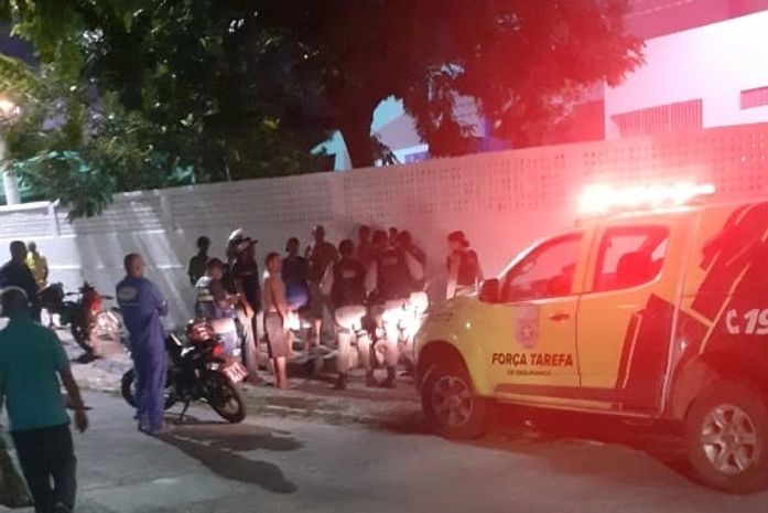 Suspeito foi rendido e espancado por populares após atacar mulher e criança de 5 anos.