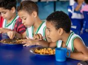 Semed assina contratos com associações e cooperativas da agricultura familiar para fornecimento de alimentos para merenda escola