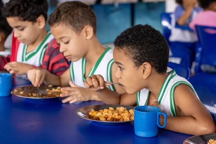 Semed assina contratos com associações e cooperativas da agricultura familiar para fornecimento de alimentos para merenda escola