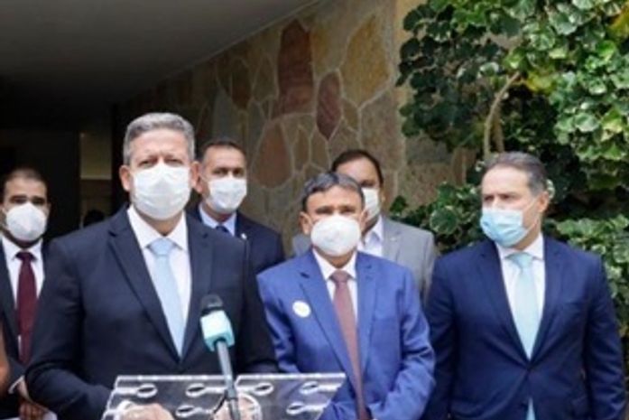 Ao lado de Renan Filho, Arthur Lira anuncia que acordo com governadores destina R$ 14,5 bi para saúde