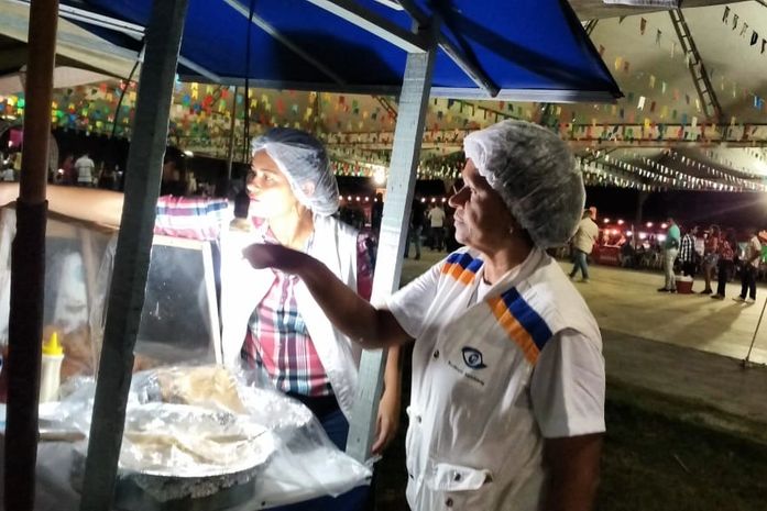 Ambulantes e comerciantes comemoram vendas durante o Arraiá da Primeira Capitá