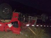 Caminhão capota e deixa um morto em trecho da BR 101, em Pilar